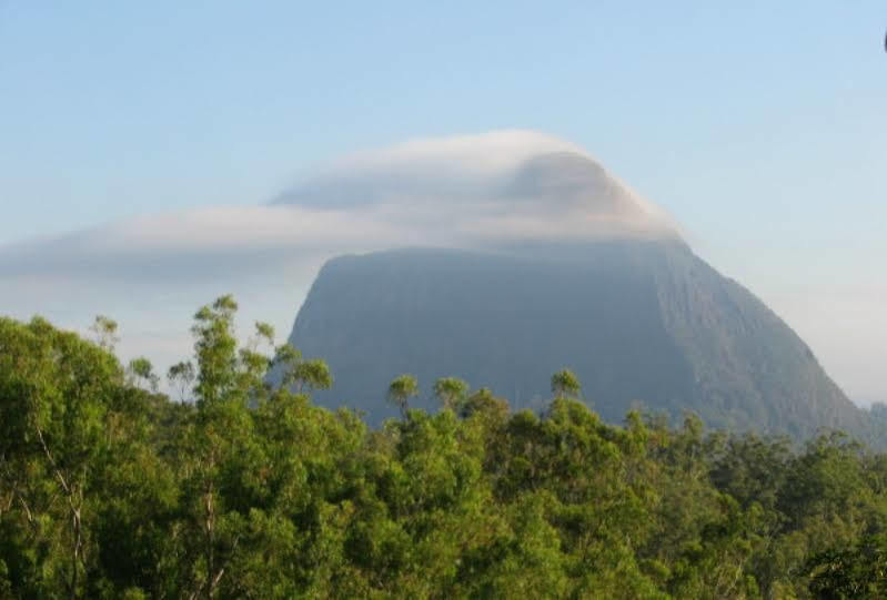 Glas auf Glashaus Glass House Mountains Exterior foto